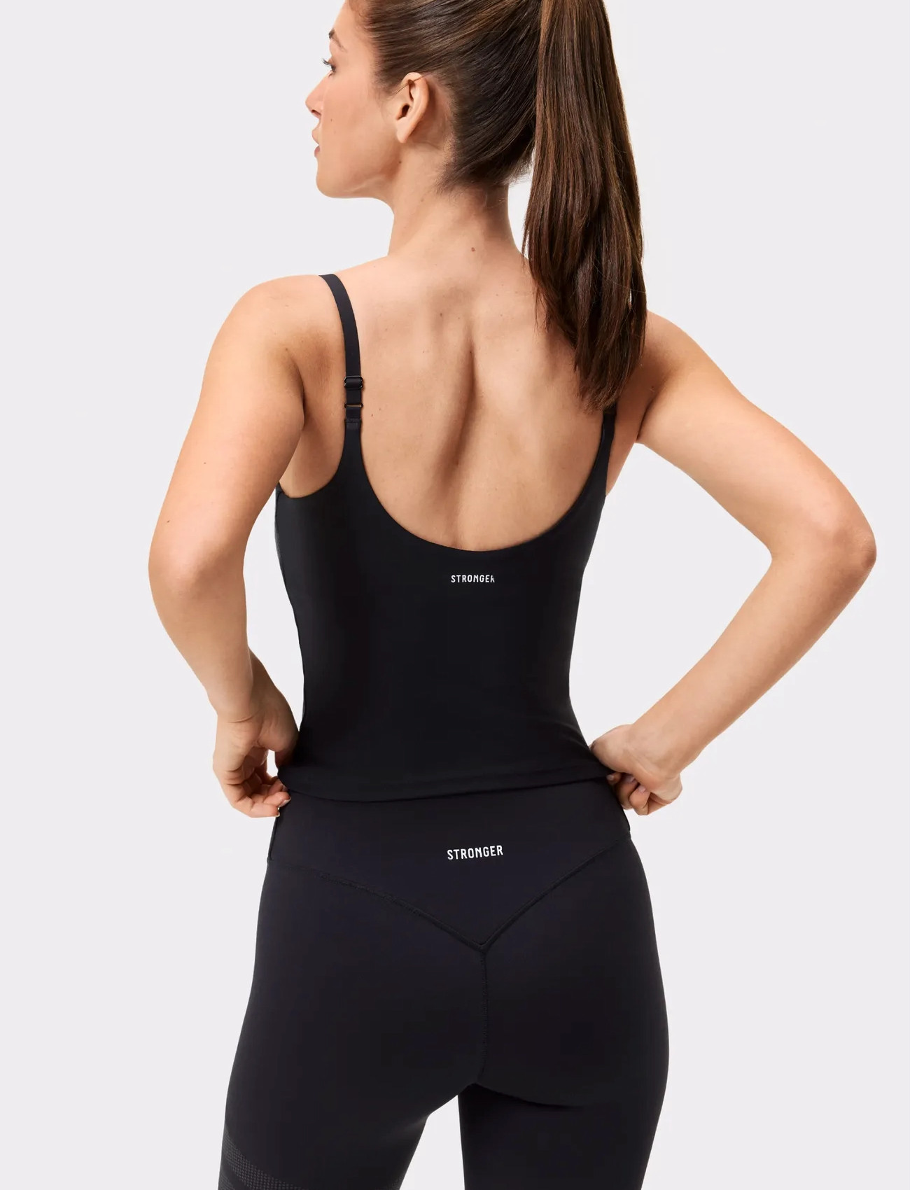 STRONGER The Signature One Strap Tank Top, XL, Black, Sport Crop Overdele > Sport Sleeveless Crop Overdele, Dame