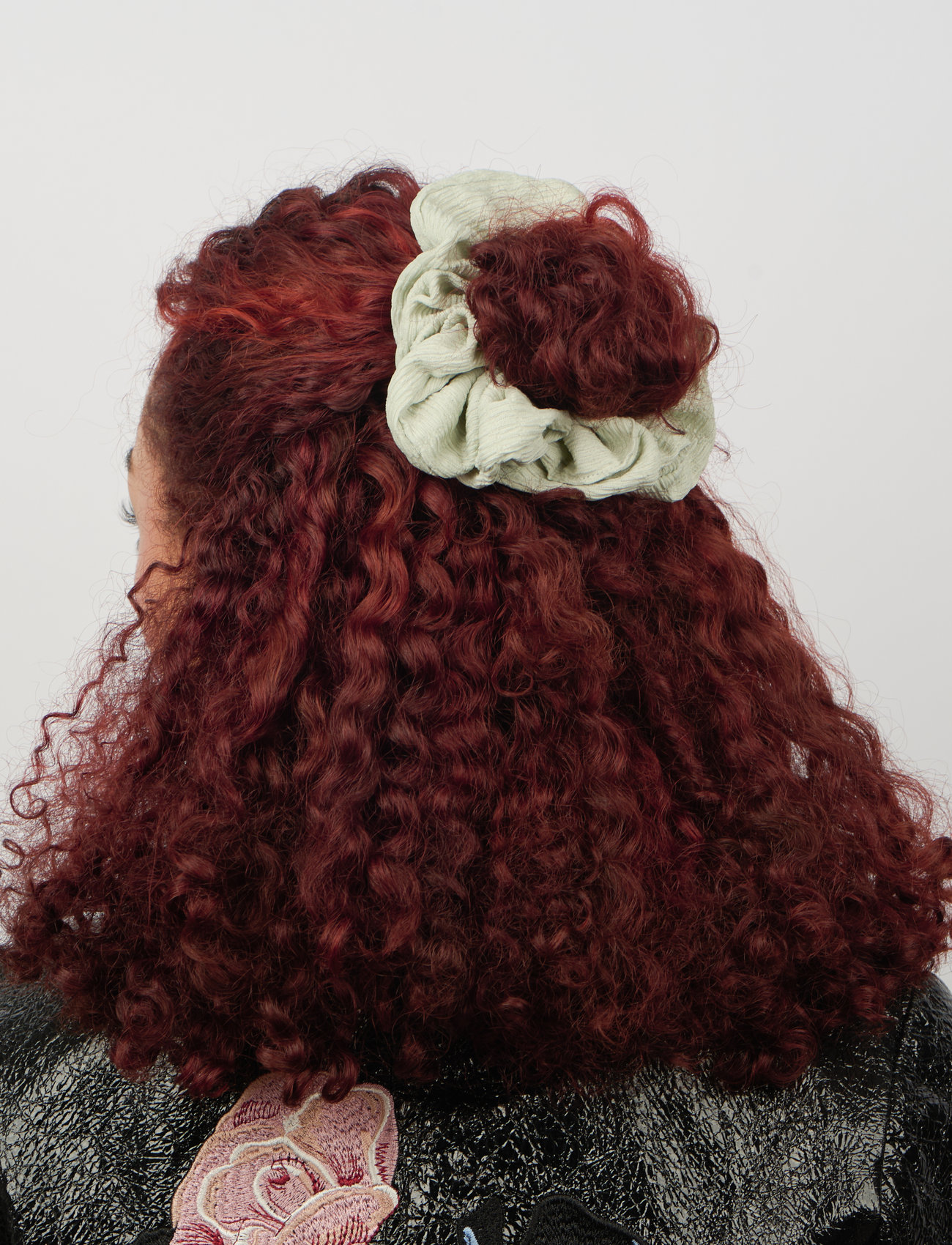 SUI AVA Ea Zig-Zag Scrunchie, One Size, Grey, Hårtilbehør > Scrunchies, Dame