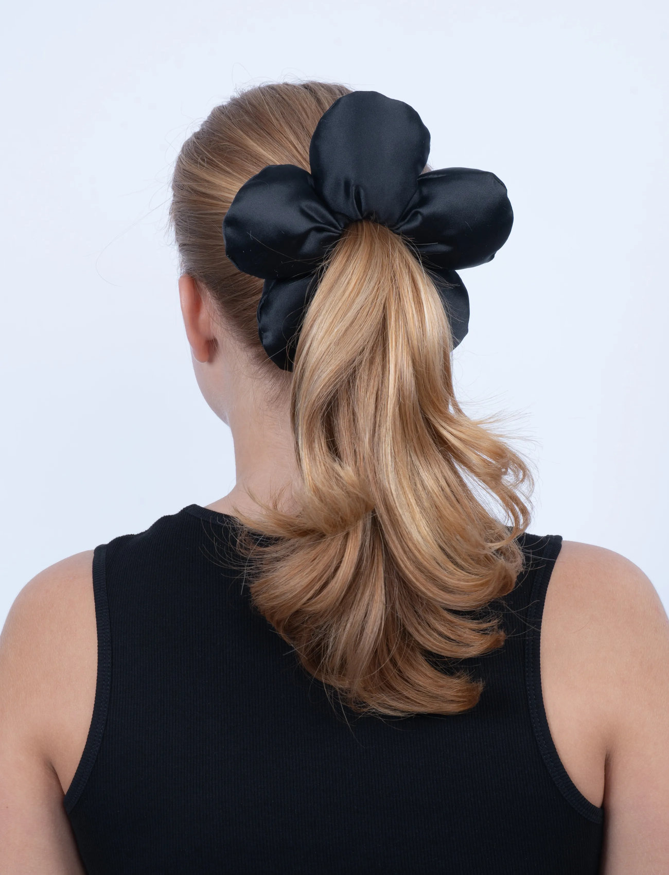 SUI AVA Flower Pillow Scrunchie, BIG, Black, Hårtilbehør > Scrunchies, Dame