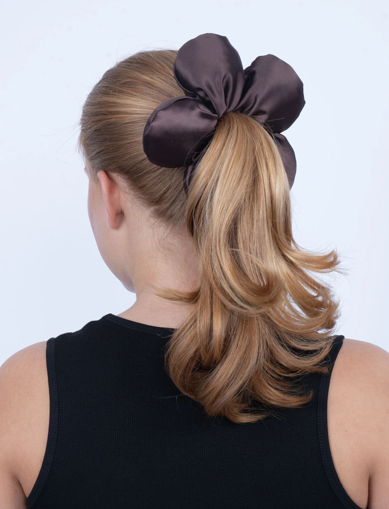 SUI AVA Flower Pillow Scrunchie, BIG, Brown, Hårtilbehør > Scrunchies, Dame