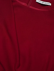 Mi Stretch (Noon Red) (1499.25 kr) Tiger of Sweden Mi Stretch (Noon Red) (1499.25 kr) Tiger of Sweden