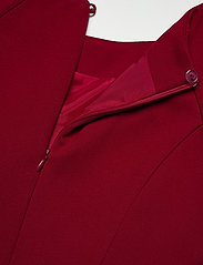 Mi Stretch (Noon Red) (1499.25 kr) Tiger of Sweden Mi Stretch (Noon Red) (1499.25 kr) Tiger of Sweden