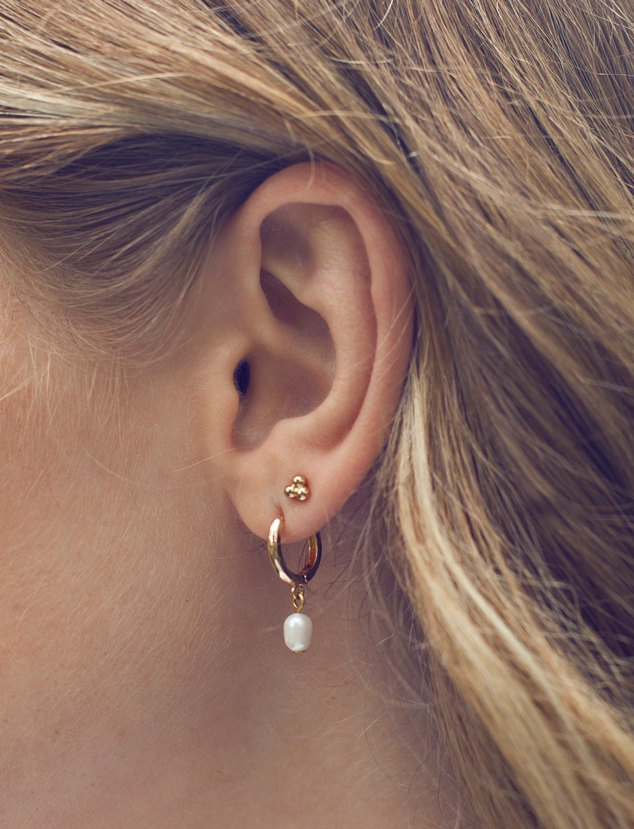 Timi of Sweden Pearlpearl Small Hoop Earrings Stainless Steel, One Size, Gold, Øreringe > Øreringe Med Vedhæng, Dame