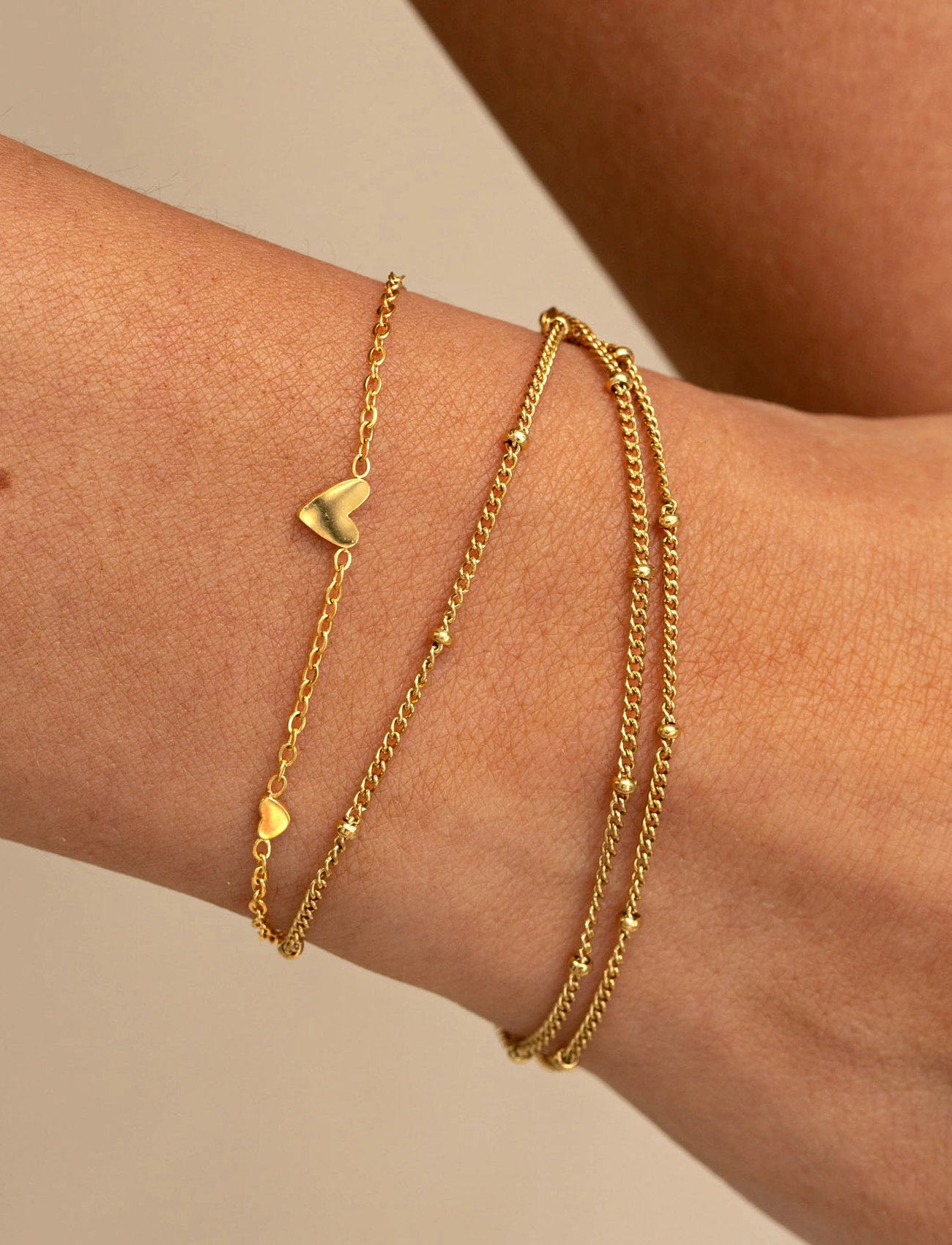 Timi of Sweden Sarah - 3 Small Hearts Bracelet Stainless Steel, One Size 18 cm, Gold, Armbånd > Kædearmbånd, Dame