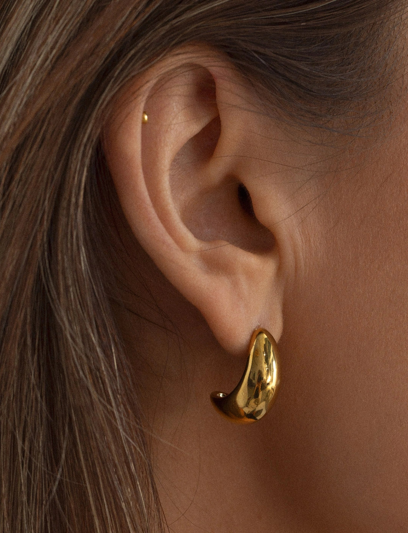 Timi of Sweden Beaux - Classic Chunky Stud Earrings, One Size, Gold, Øreringe > Ørestikker, Dame