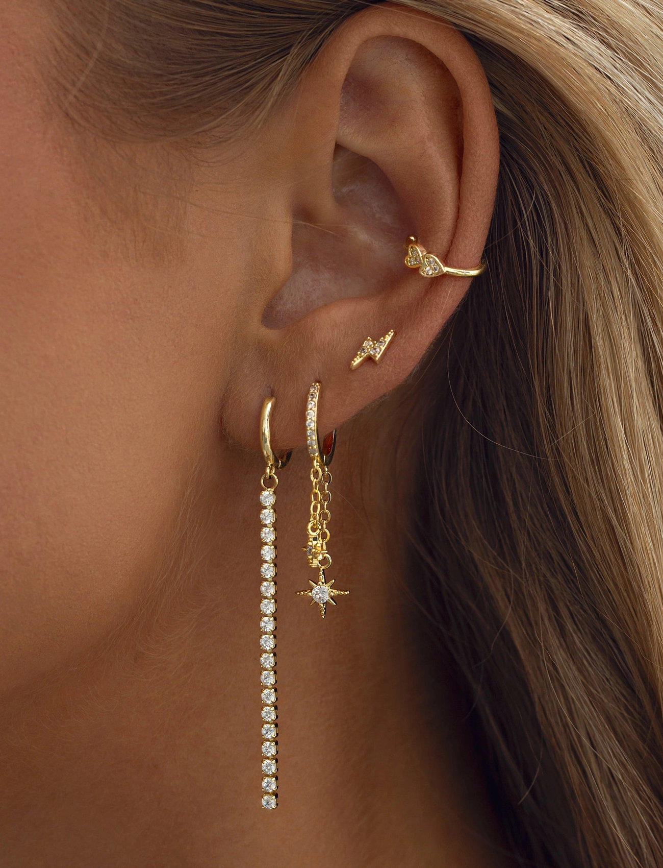 Timi of Sweden Winny - Crystal Stars On Chain Hoop Earrings, One Size, Gold, Øreringe > Creoler, Dame