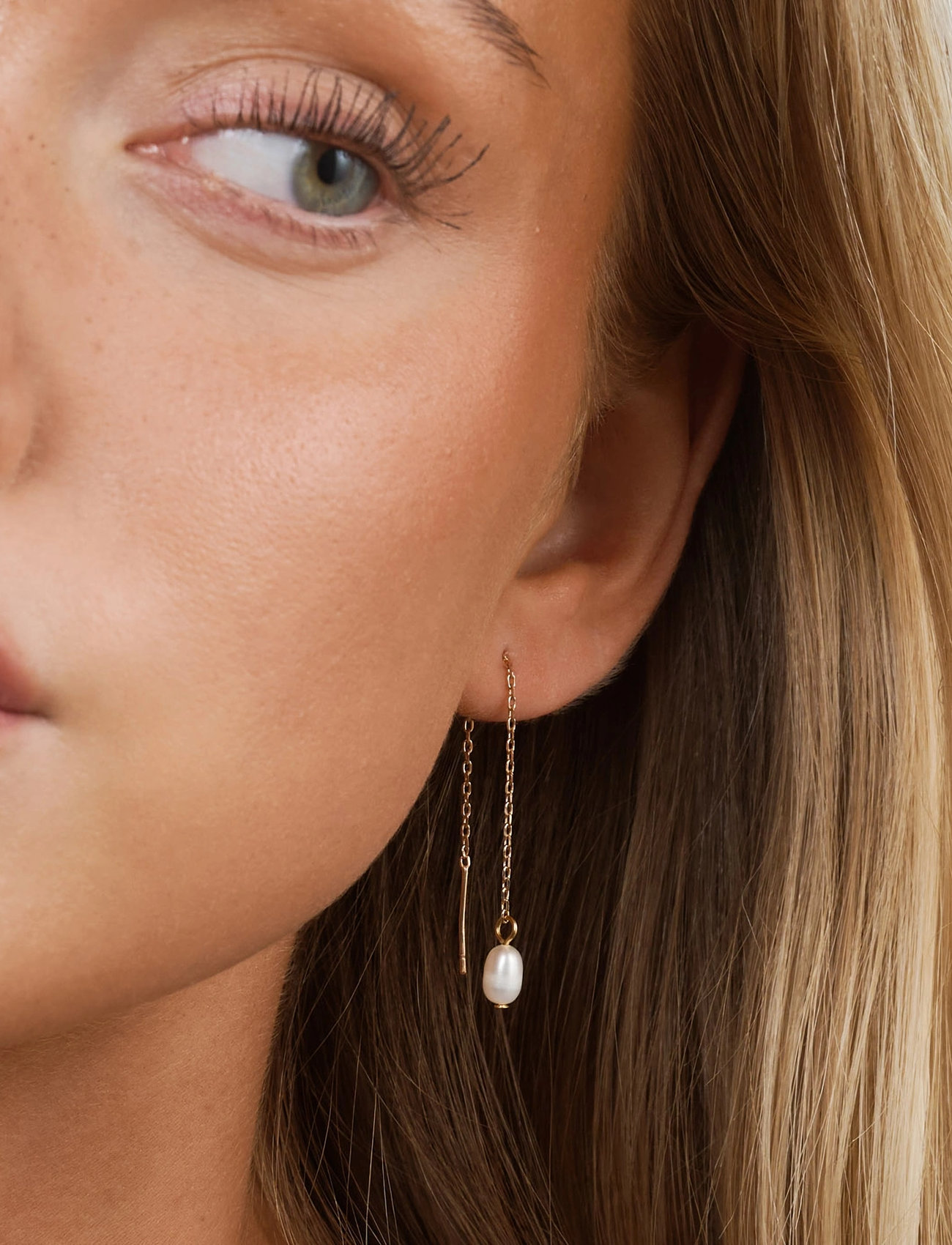 Timi of Sweden Lucia - Pearl Chain Earrings Stainless Steel, One Size, Gold, Øreringe > Øreringe Med Vedhæng, Dame