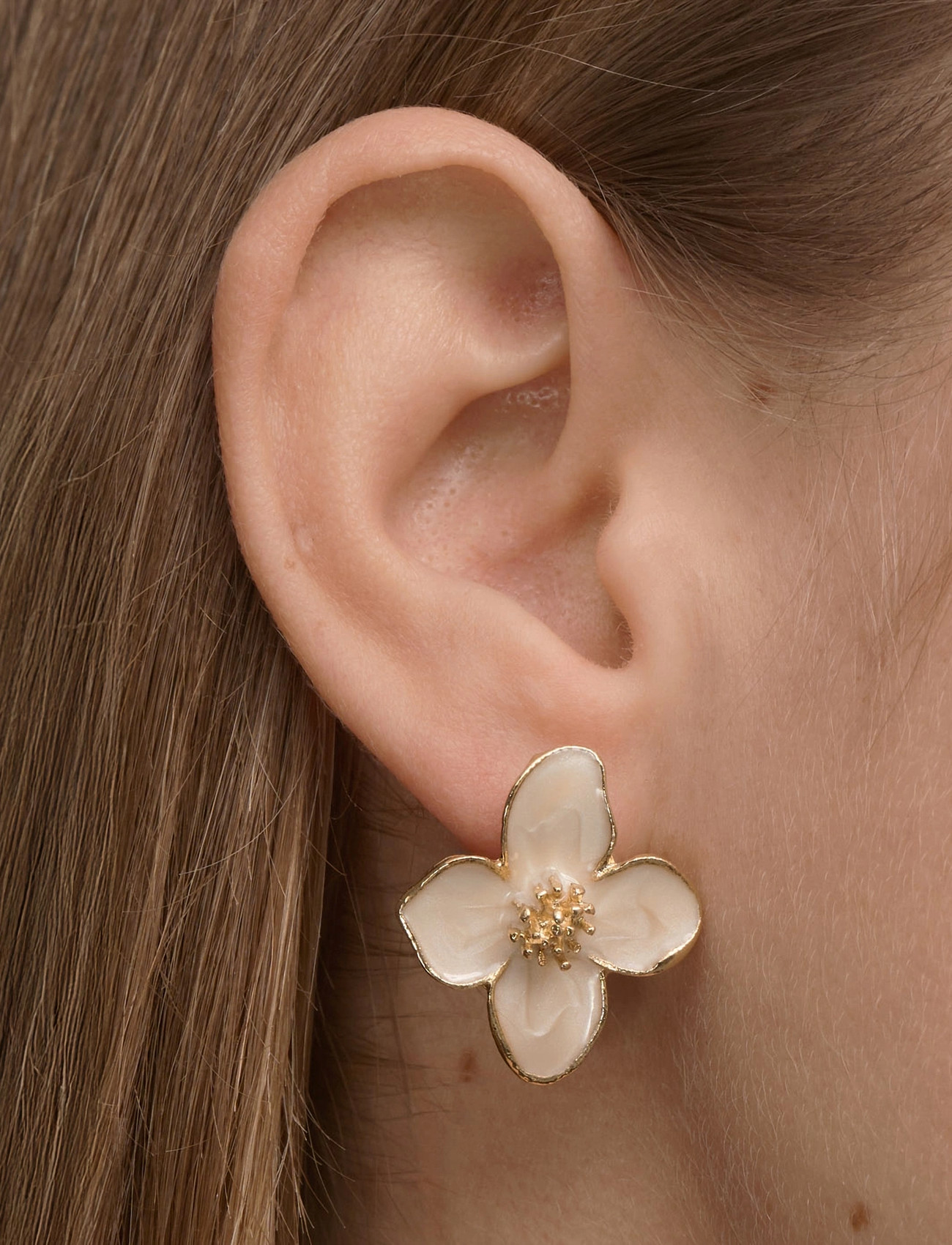 Timi of Sweden Alora - Flower Stud Earrings - Gold, One Size, Gold, Øreringe > Ørestikker, Dame