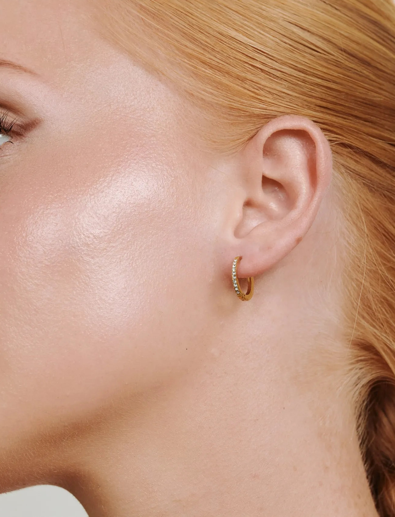 Timi of Sweden Nilea - Crystal Hoop Earrings Stainless Steel, One Size, Gold, Øreringe > Creoler, Dame