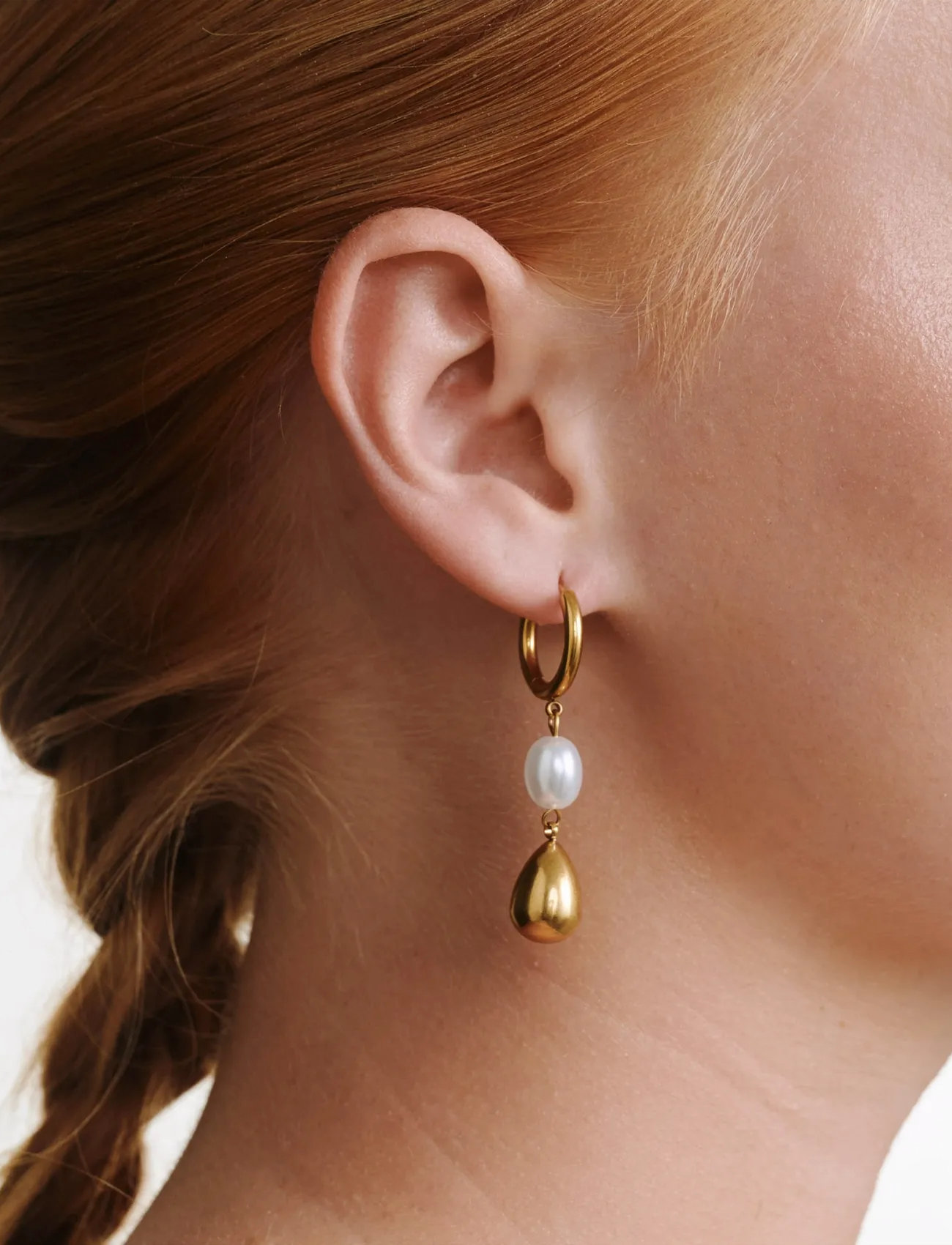 Timi of Sweden Laura - Pearl Hoop Earrings Stainless Steel, One Size, Gold, Øreringe > Øreringe Med Vedhæng, Dame