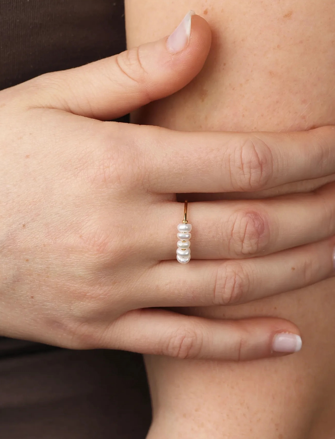 Timi of Sweden Loanna - Delicate Pearl Ring Stainless Steel, 55, Gold, Smykker > Ringe, Dame