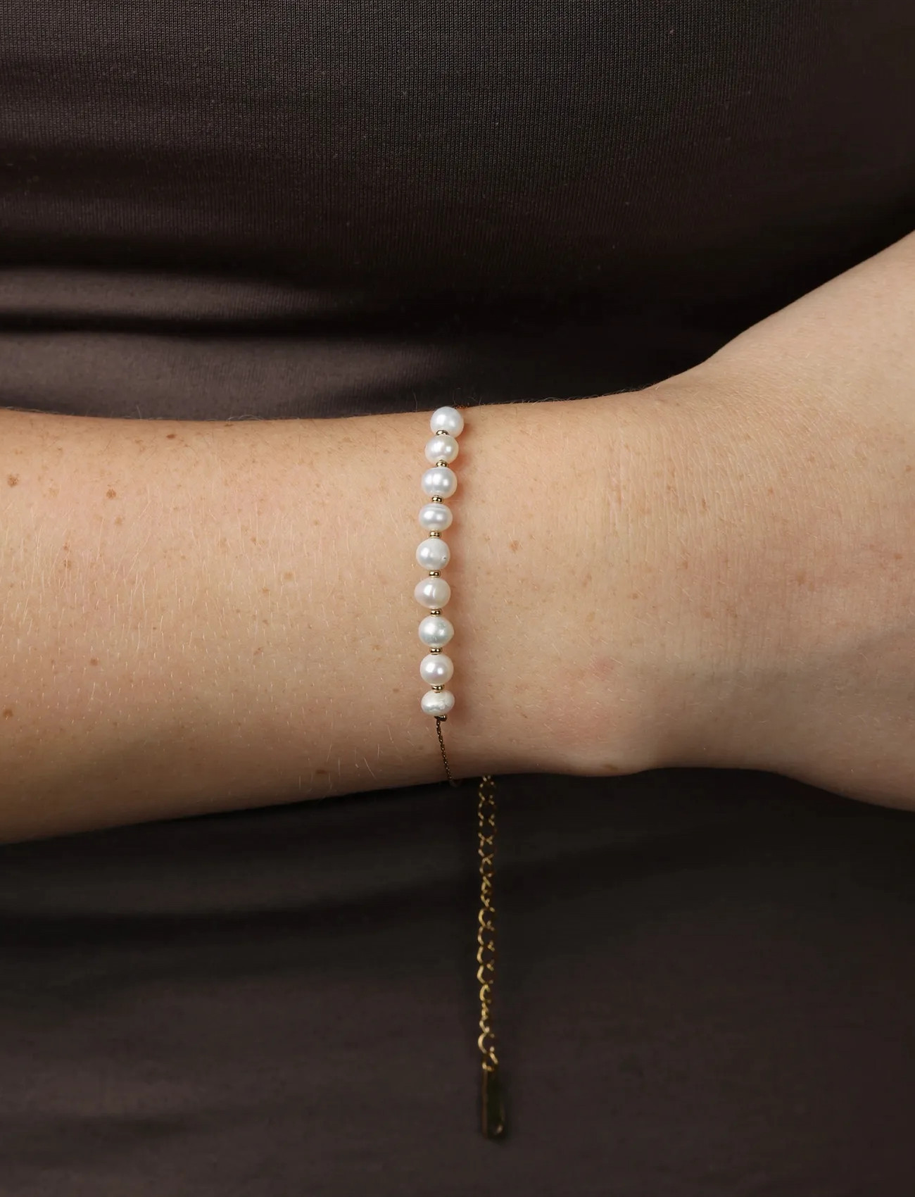 Timi of Sweden Loanna - Delicate Pearl Bracelet Stainless Steel, One Size 40 cm, Gold, Armbånd > Perlearmbånd, Dame