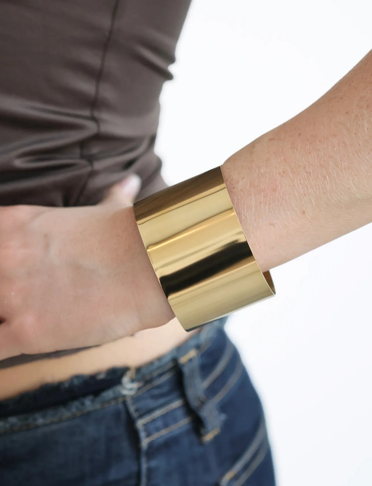 Timi of Sweden Connie - Statement Bangle Bracelet Stainless Steel, One Size, Gold, Armbånd > Armringe, Dame