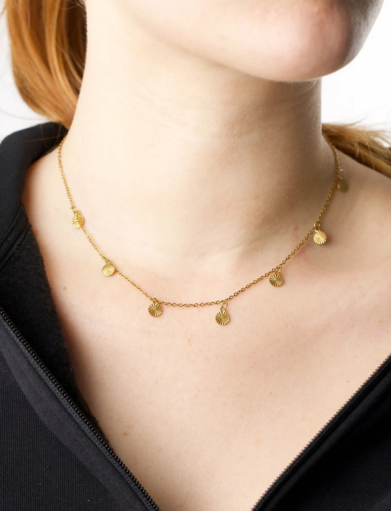 Timi of Sweden Liv - Coin Charm Necklace Stainless Steel, One Size 40 cm, Gold, Halskæder > Kædehalskæder, Dame