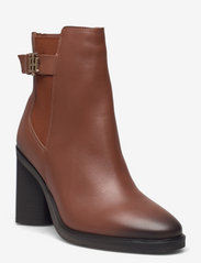 Tommy Hilfiger - TH MONOGRAM HARDWARE HEEL BOOT - heeled ankle boots - winter cognac - 0