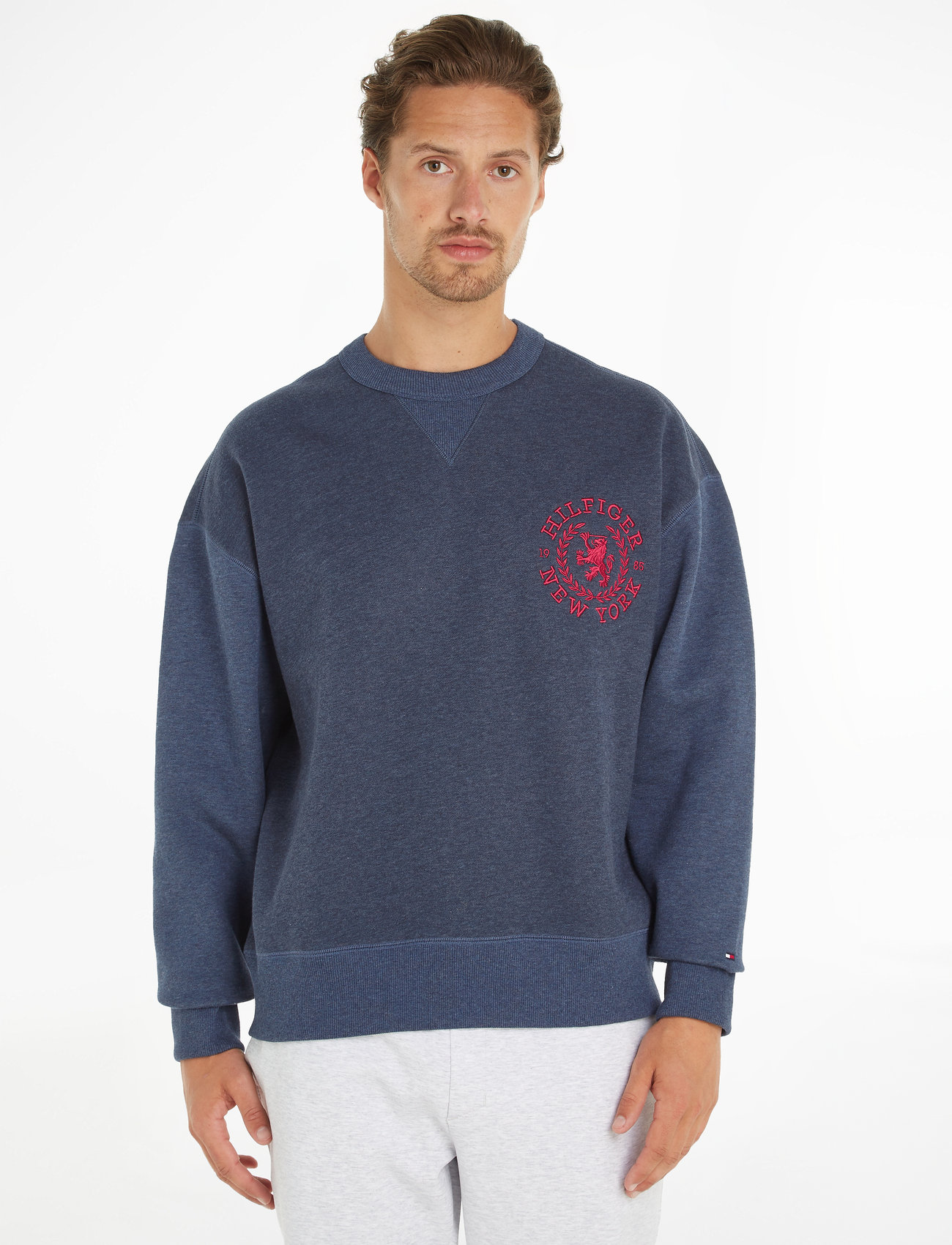 Tommy hilfiger crest crewneck hot sale sweatshirt