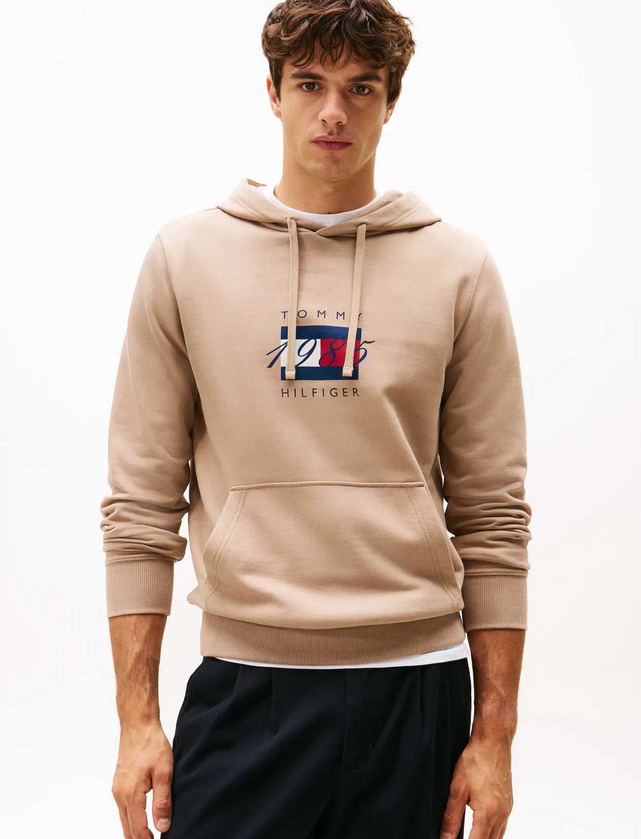 Tommy Hilfiger Linear Flag Graphic Hoodie, S, Beige, Sweatshirts & Hættetrøjer > Hættetrøjer, Herre