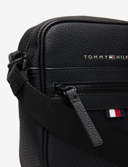tommy hilfiger essential mini reporter