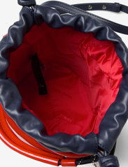 Tommy Hilfiger - TJW FEMME BUCKET BAG CRINKLE - bucket bags - deep crimson - 4