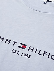 Tommy Hilfiger - TH ESS HILFIGER C-NK REG TEE SS - t-krekli - breezy blue - 2