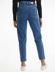 Tommy Jeans - MOM JEAN UHR TPRD BF6151 - jeans droites - denim dark - 3
