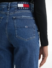 Tommy Jeans - MOM JEAN UHR TPRD BF6151 - jeans droites - denim dark - 4