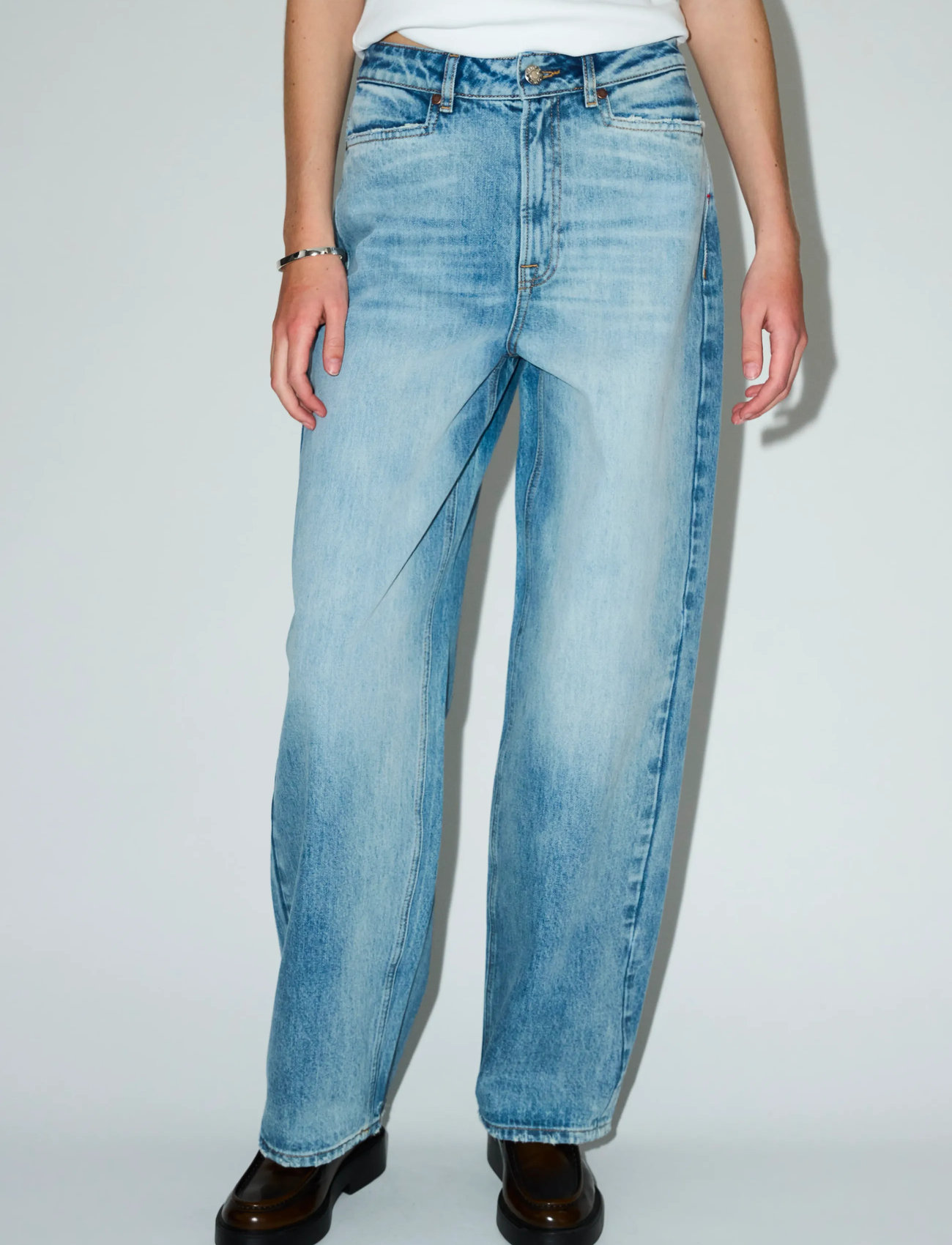 Tomorrow Trw-Kaia Slung Jeans Wash Genova, 32 x 32, Blue, Jeans > Barrel Jeans, Dame