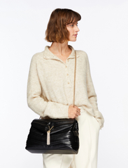 激レア✨ VALENTINO×SAGA MINK  シェアード 波模様 モトーラ世理奈のカラフル・ドリーム。｜ファッション・ビューティー