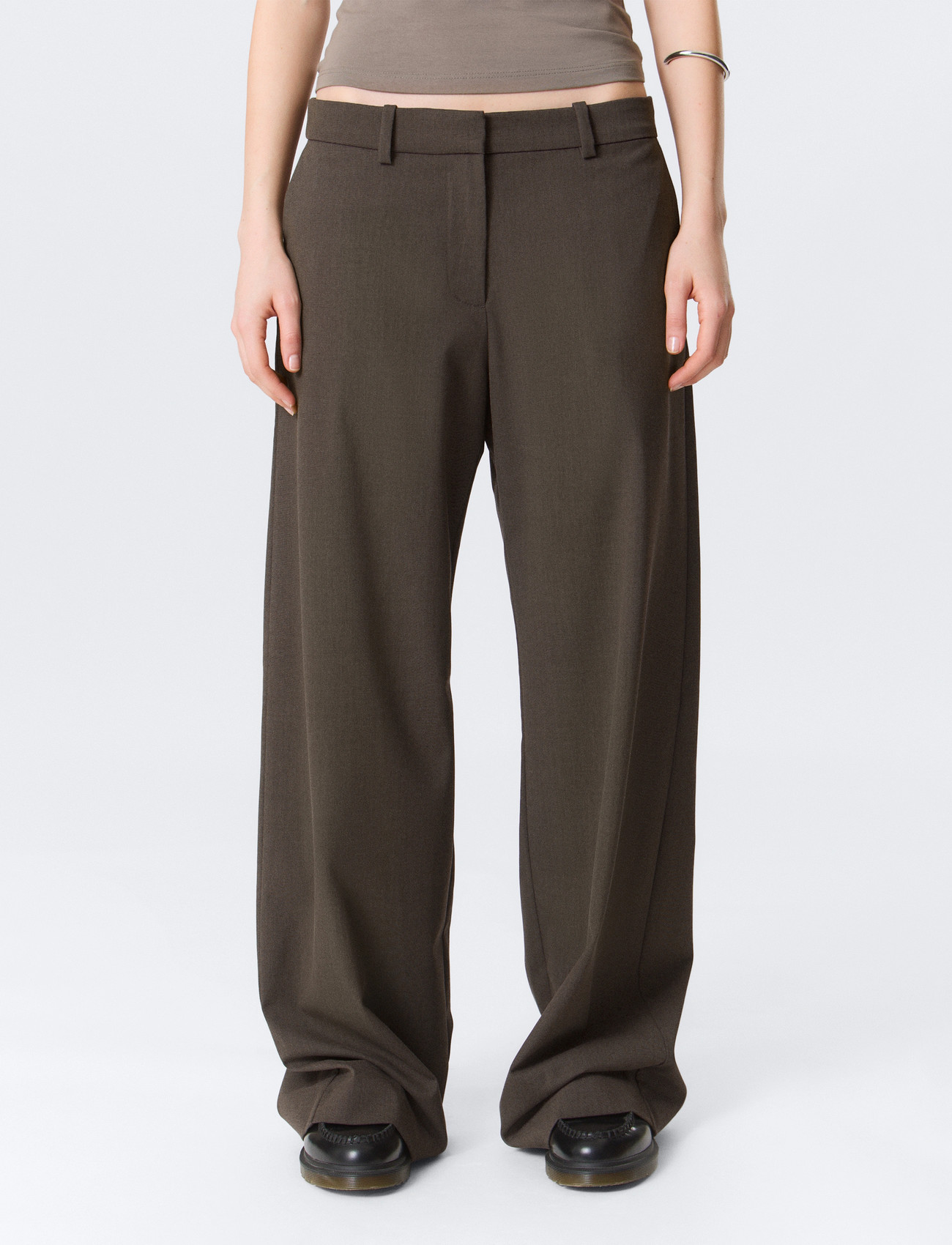 Weekday Low-Waisted Loose Fit Suit Trousers, 38, Brown, Bukser > Brede Ben, Dame