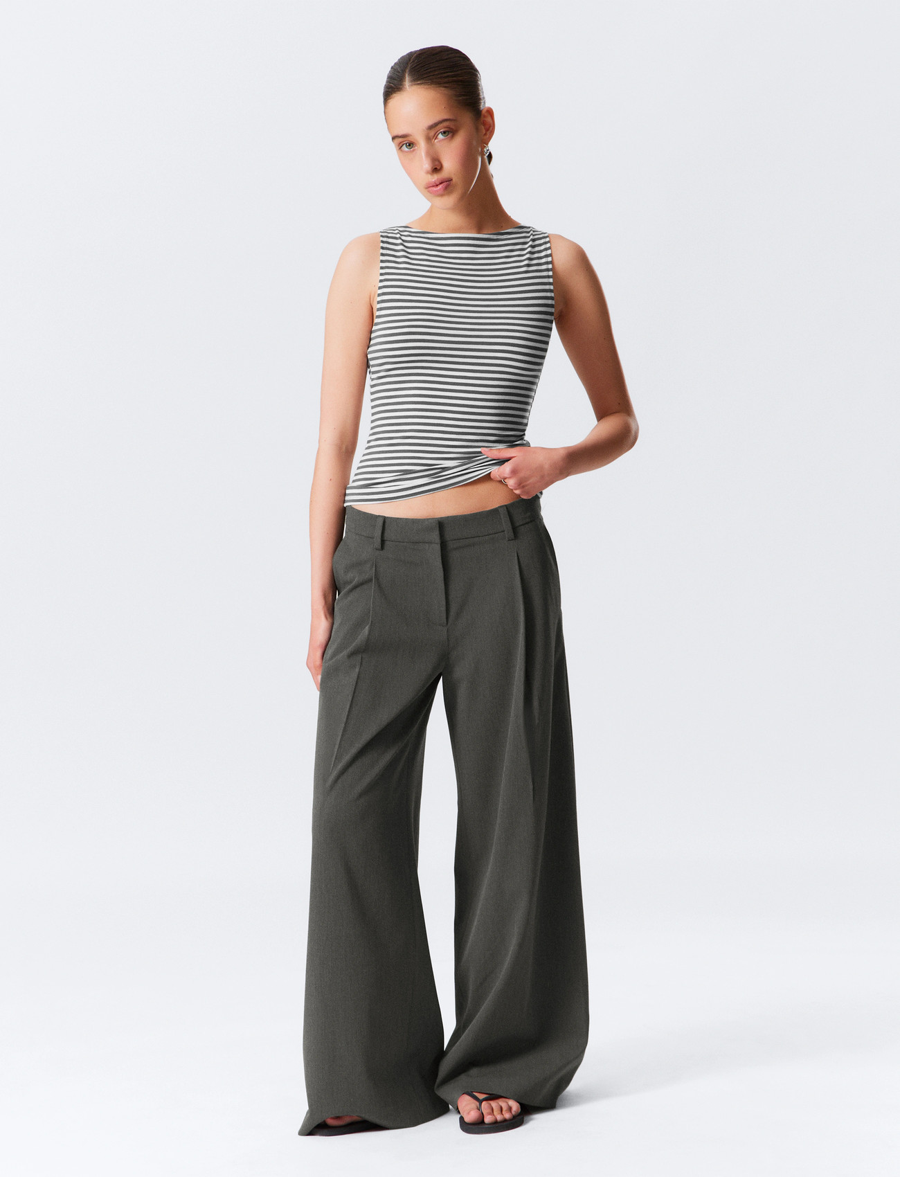 Weekday Low Rise Wide Leg Pleated Suiting Trousers, 34, Grey, Bukser > Brede Ben, Dame