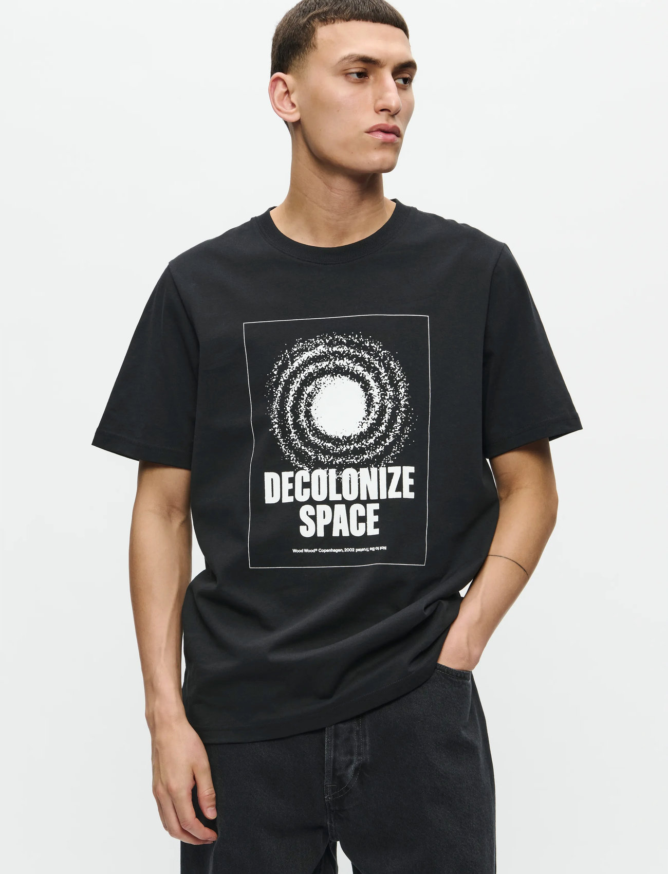 WOOD WOOD Wwbobby Tee Space 25220, L, Black, T-Shirts > Kortærmede, Herre