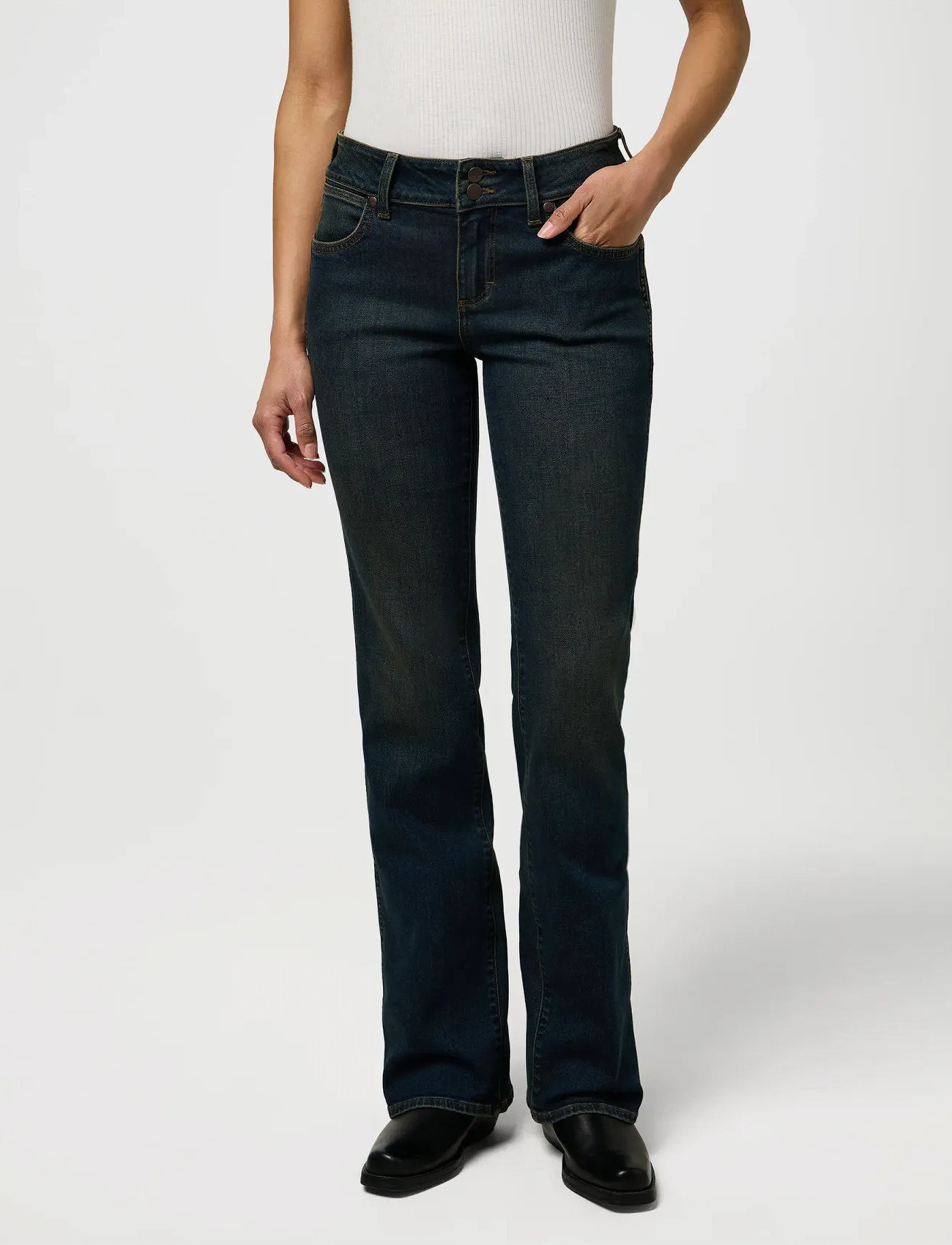 Wrangler Low Rise Bold Boot, 31 x 34, Navy, Jeans > Boot Cut, Dame
