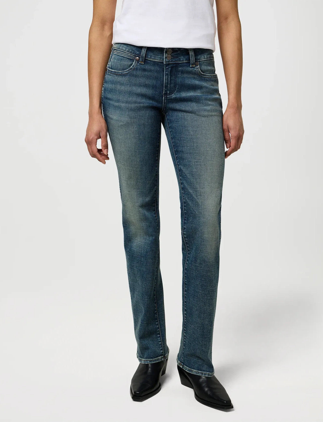 Wrangler Low Rise Bold Boot, 30 x 32, Blue, Jeans > Boot Cut, Dame